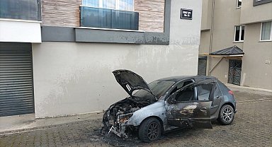 Park halindeyken yanan otomobil kullanılamaz hale geldi