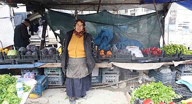 Pazarda maydanoz satarak biriktirdiği kira parası çalınan depremzede kadın ev sahibiyle icralık oldu