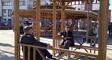 Pazaryeri'nde güneşi gören parka koştu