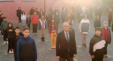 Pehlivanköy'deki okullarda depremde hayatını kaybedenler için saygı duruşunda bulunuldu