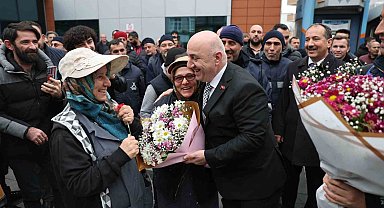 Personeller Başkan Bıyık'ı çiçeklerle karşıladı