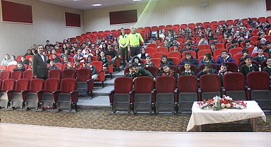 Polis ekiplerinden öğrencilere trafik güvenliği eğitimi