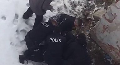 Polis genç kızı zor sakinleştirdi