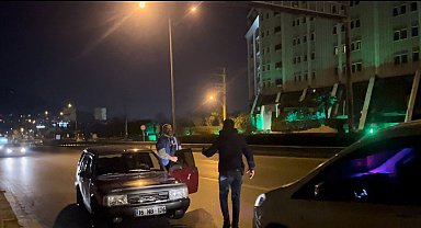 Polisi görünce geri vites yapan sürücü böyle yakalandı...117 promil alkollü çıktı