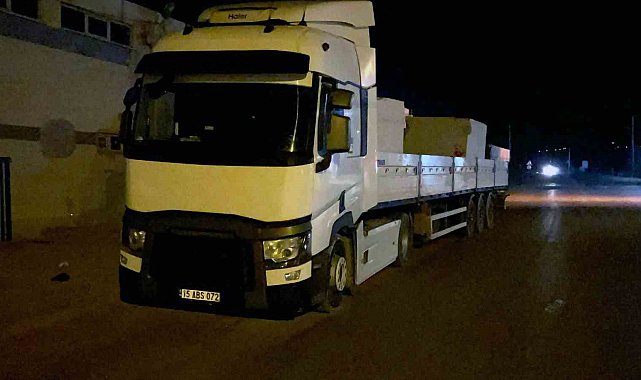 Polisi görünce tırı bırakıp kaçan sürücü, taksiyle geri dönünce yakalandı