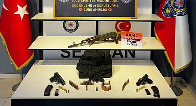 Polisin operasyon yaptığı evden uzun namlulu silah ve tabancalar çıktı