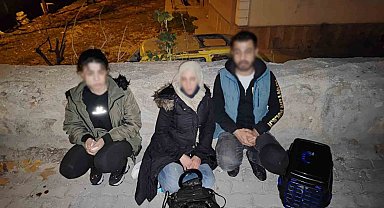 Polisten kaçarken tramvay yoluna giren araçtan düzensiz göçmen çıktı