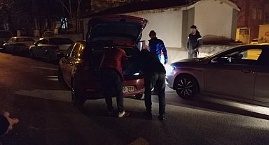 Polisten kaçtılar, kaza yapınca yakalandılar: Araçtan uyuşturucu çıktı