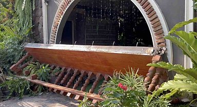 Poz verdikleri sırada balkon çöktü: 13 yaralı