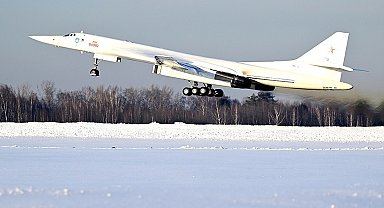 Putin'den Batı'ya gözdağı: Nükleer silah taşıyabilen "Tu-160M" ile uçtu