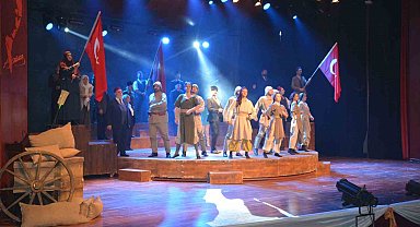 "Cumhuriyete Doğru" tiyatro oyunu Malatya'da izleyicilerle buluştu