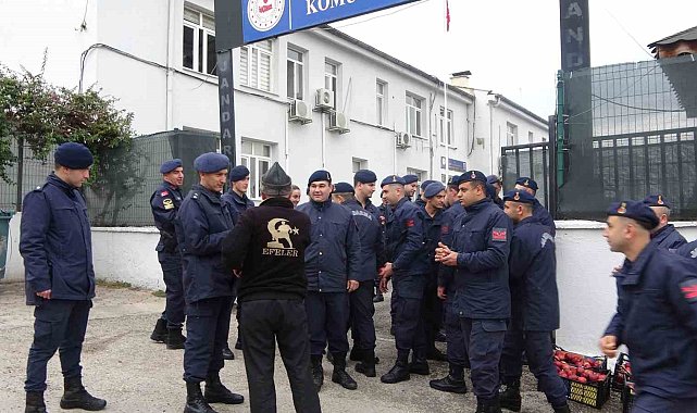 "Elmacı Dede" bu kez de Adana'nın Kozan ilçesindeki askerlere elma getirdi