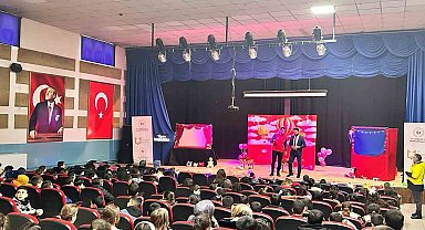 "Gülümseyin Geliyoruz" Aşkale'de çocuklarla buluştu