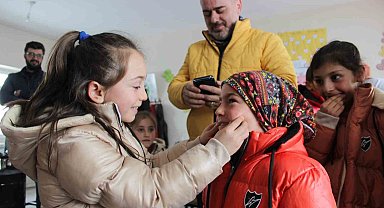 "Minik eller üşümesin" diye karlı yollara düştüler