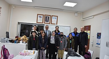 "Polisim İle Güvendeyim" projesinde öğrencilere bot ve mont hediye edildi