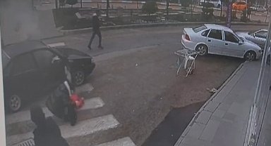 Radyatör hortumu patlayan otomobilden kadın ve çocuk kendilerini korkuyla dışarı attı