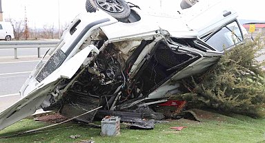 Refüje çıkıp elektrik direğine çarpan araç takla attı: 5 yaralı