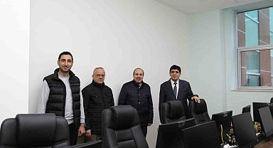 Rektör Alma, yeni açılan e-spor salonunda incelemelerde bulundu