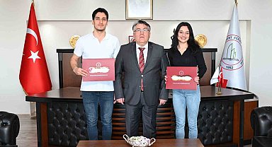 Rektör Özölçer, Atletizm Şampiyonası'nda dereceye giren öğrencileri kabul etti