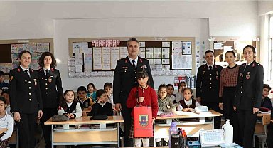 Resim yarışmasında dereceye girenlere jandarmadan hediye
