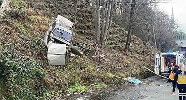 Rize'de araç yol kenarındaki ağaca çarptı: Fırlayan sürücü hayatını kaybetti