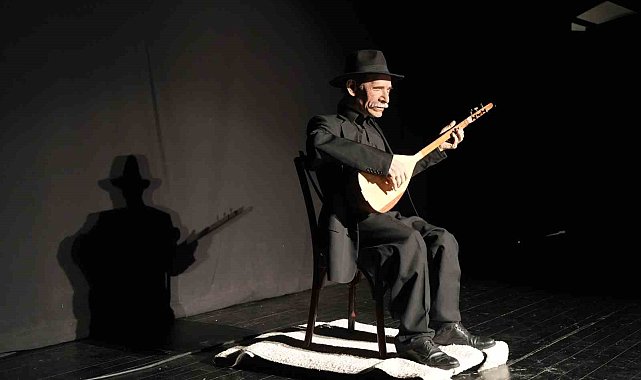 Robot Aşık Veysel öğrencilere konser verdi