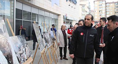 Saatler 13.24'ü gösterdi depremin 1. yıl dönümü fotoğraf sergisiyle anıldı
