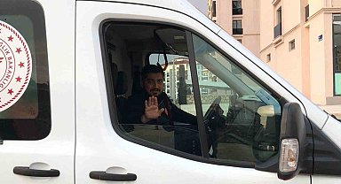 Sağlıkçı hastayı götürmek yerine ambulansı durdurup muhabire 'çekemezsin' dedi