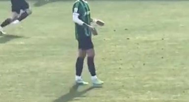 Sahadaki futbolcunun elindeki telefon sosyal medyada gündem oldu