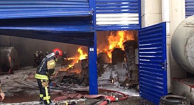 Sahte içki imalathanesi olarak kullanılan depo alev alev yandı