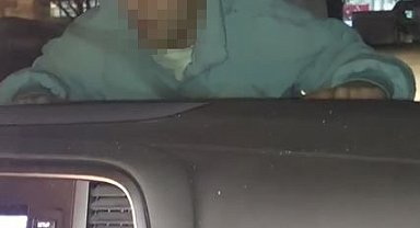Şaka yapmak için kaputa yattı; arkadaşı gaza bastı