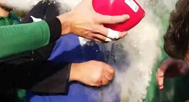 Sakaryasporlu futbolcu ve antrenöre un ve yumurtalı doğum günü sürprizi