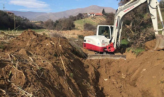Salihli'nin Kırdamları Mahallesi'nde 1.5 kilometrelik dere temizliği