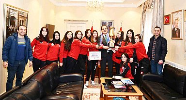 Şampiyonlardan Vali Akbıyık'a ziyaret
