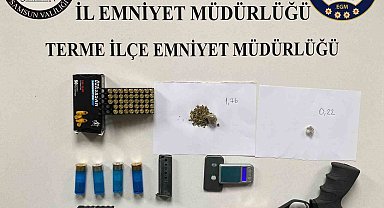 Samsun'da bir evde silah ve uyuşturucu ele geçirildi