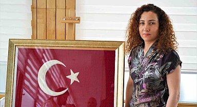 Samsun'da hemşire, Alper Gezeravcı'nın annesine vermek için kilim dokuma tekniği ile Türk bayrağı yaptı