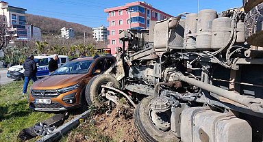 Samsun'da kavşakta kamyon ile otomobil çarpıştı: 2 yaralı