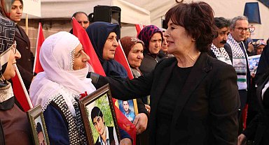 Sanatçı Hülya Koçyiğit Diyarbakır annelerini ziyaret etti
