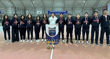 SANKO Okulları öğrencileri tenis yarışmasında il birincisi oldu