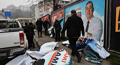 Seçim afişlerine zarar verildi
