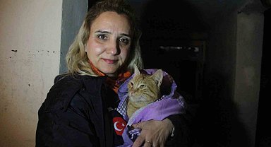 Sel suyuyla dolu bodrum katta ölümü göze alıp kedisini kurtaran kadın o anları anlattı