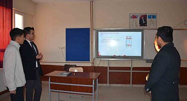 Selendi'de ikinci yarıyıl bayrak töreni ile başladı