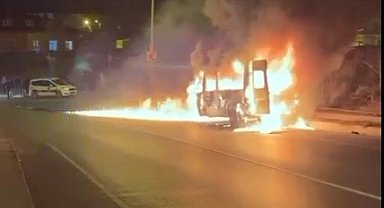 Servis minibüsü alev topuna döndü, o anlar kamerada