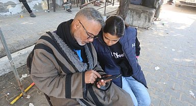 Sevdikleriyle konuşmak isteyen Gazzeliler internet kafenin önünde toplanıyor