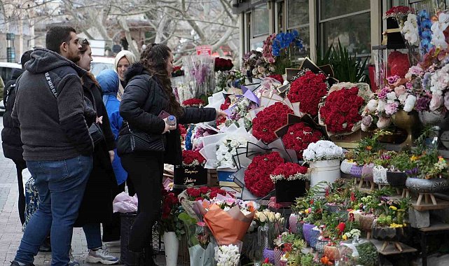 Sevgililer Günü'nde çiçek almak isteyen aşıklar 1000 lirayı gözden çıkaracak