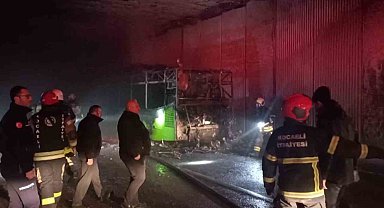 Seyir halinde yanan halk otobüsünden geriye iskeleti kaldı