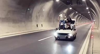 Seyir halindeki aracın üzerine çıkıp alkollü içecekle ellerini yıkadılar