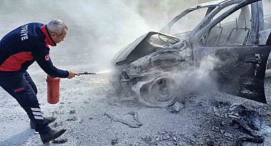 Seyir halindeki otomobil alev alev yandı
