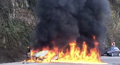 Seyir halindeki otomobil alev alev yandı