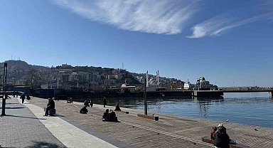 Sıcak havayı gören sahile akın etti